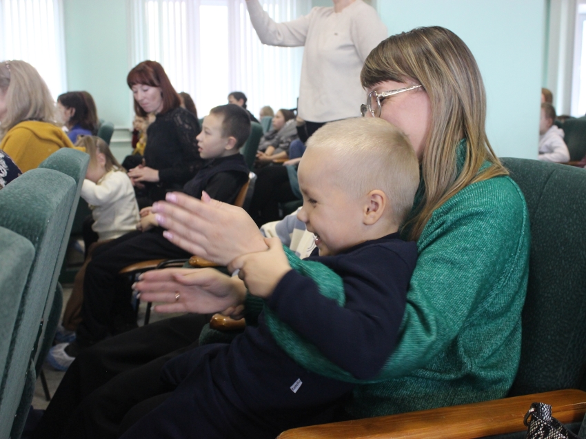 ​В Министерстве соцзащиты Забайкалья отметили День матери трогательным концертом и награждением 